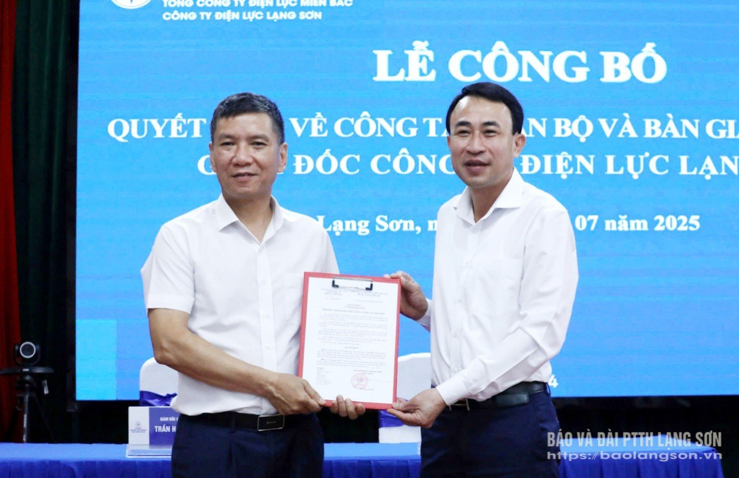 M. Luong Minh Thanh, directeur général adjoint de la Northern Power Corporation (à droite) a présenté la décision de transfert et de nomination au poste de directeur de la Lang Son Power Company à M. Tran Ho Nam.