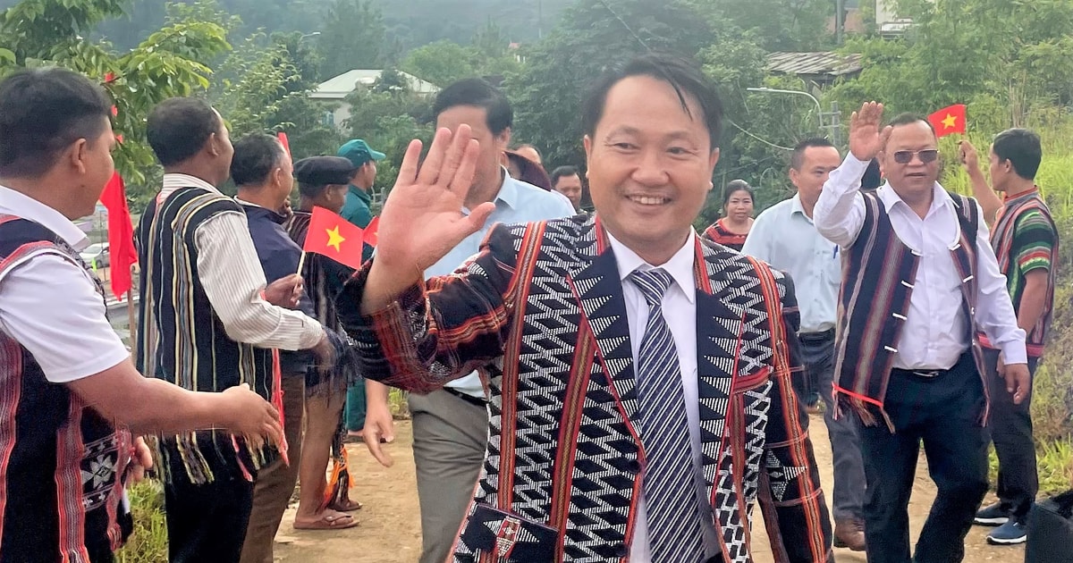Los habitantes de la comuna montañosa de Hung Son celebraron una ceremonia en la aldea para dar la bienvenida a los funcionarios al trabajo.