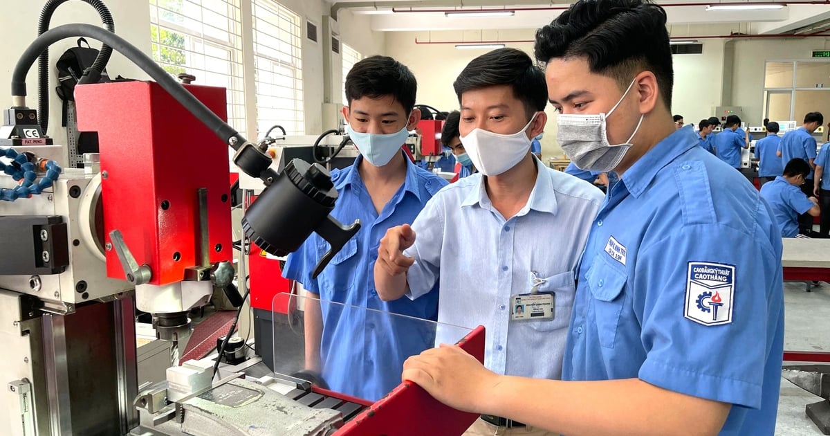 Trường ĐH nào được đào tạo cả CĐ và trung cấp?