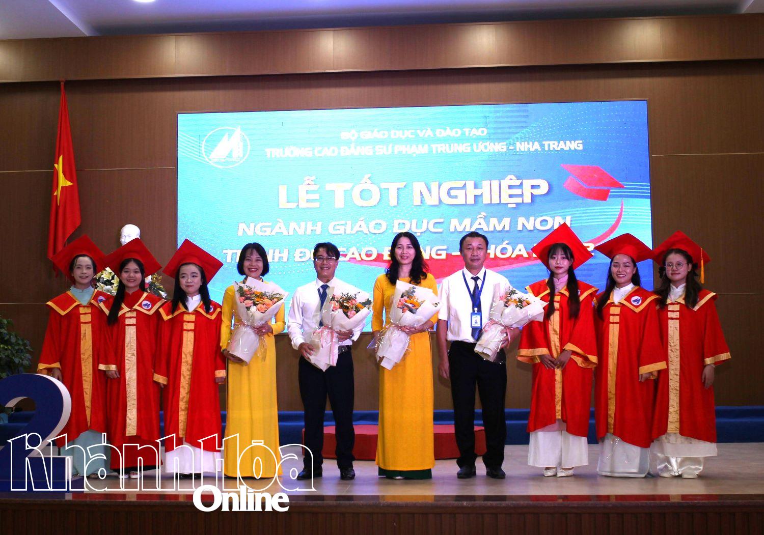 តំណាង​សិស្ស​បាន​ជូន​ផ្កា​ដើម្បី​ថ្លែង​អំណរគុណ​ដល់​ថ្នាក់​ដឹកនាំ​សាលា។