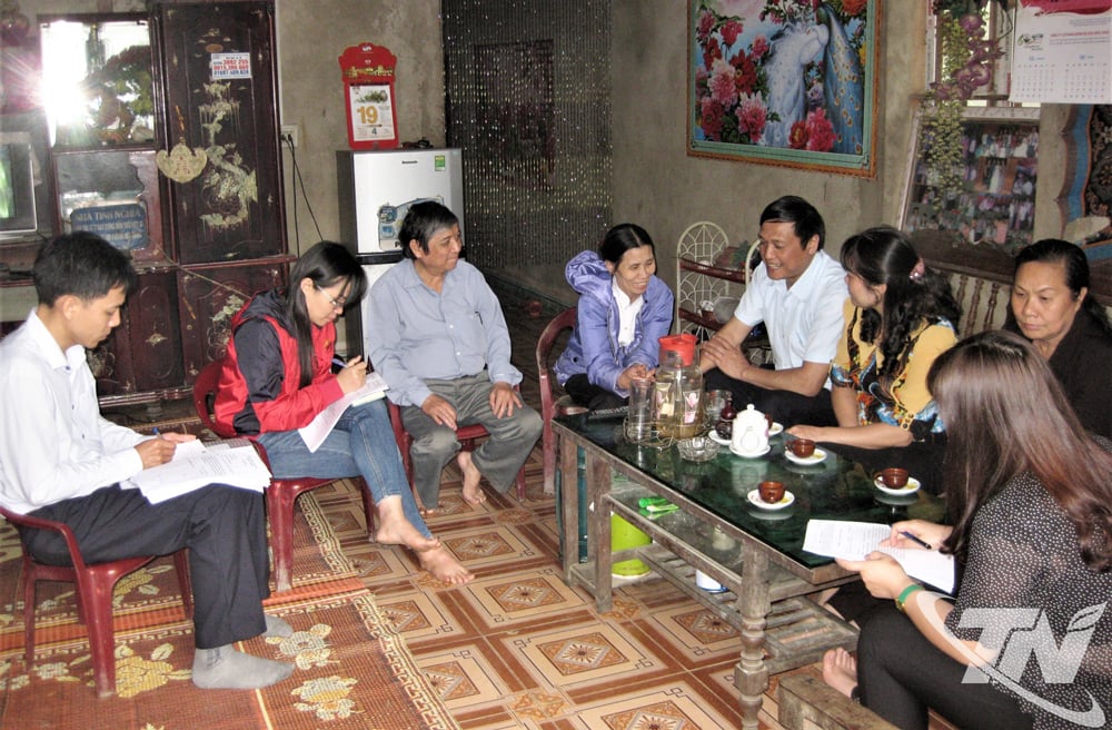 Provincial officials and artists study and research the cultural beauty of ethnic minorities in Cho Don countryside.