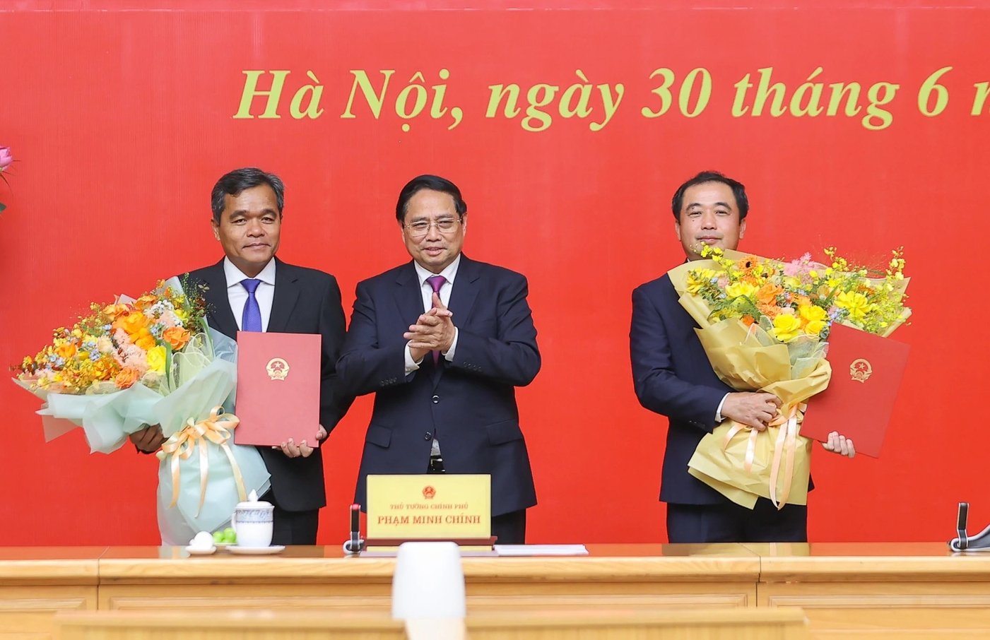 Thủ tướng trao quyết định bổ nhiệm cho các ông Trần Đức Thắng (bìa phải), Bí thư Tỉnh ủy Hải Dương cũ, làm Phó tổng thanh tra thường trực Thanh tra Chính phủ và ông Hồ Văn Niên, Bí thư Tỉnh ủy Gia Lai cũ (bìa trái) làm Thứ trưởng thường trực Bộ Dân tộc - Tôn giáo