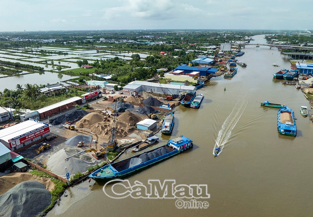 ភូមិ Tac Thu (ឃុំ Ho Thi Ky) មានភាពមមាញឹកជាមួយនឹងសកម្មភាពប្រមូលផ្តុំ និងដឹកជញ្ជូនសម្ភារសំណង់ទាំងផ្លូវគោក និងផ្លូវទឹក។