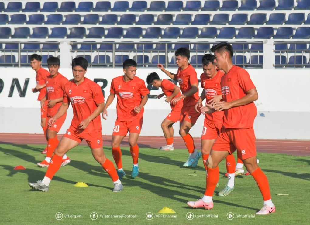 U23 Việt Nam chuẩn bị cho giải khu vực, HLV Kim Sang Sik trực tiếp cầm quân - 1