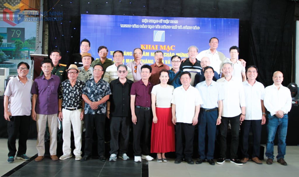 El comité organizador, los campistas y los artistas de Quang Ninh tomaron fotografías de recuerdo.