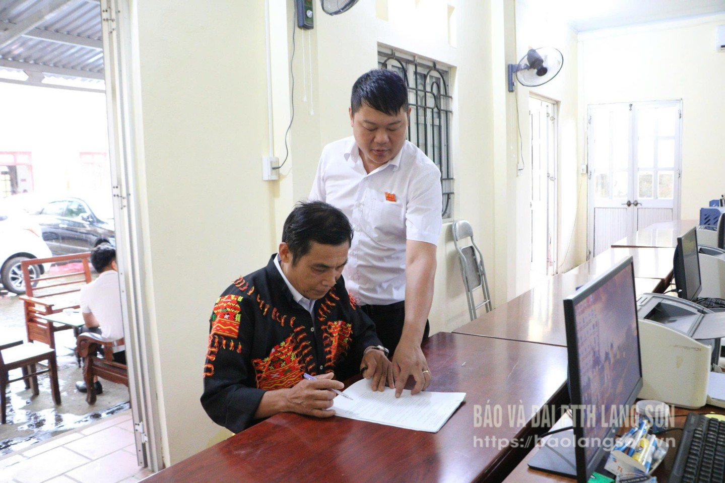 Chuyên viên Trung tâm Phục vụ hành chính công xã Mẫu Sơn hướng dẫn  công dân thực hiện thủ tục hành chính 