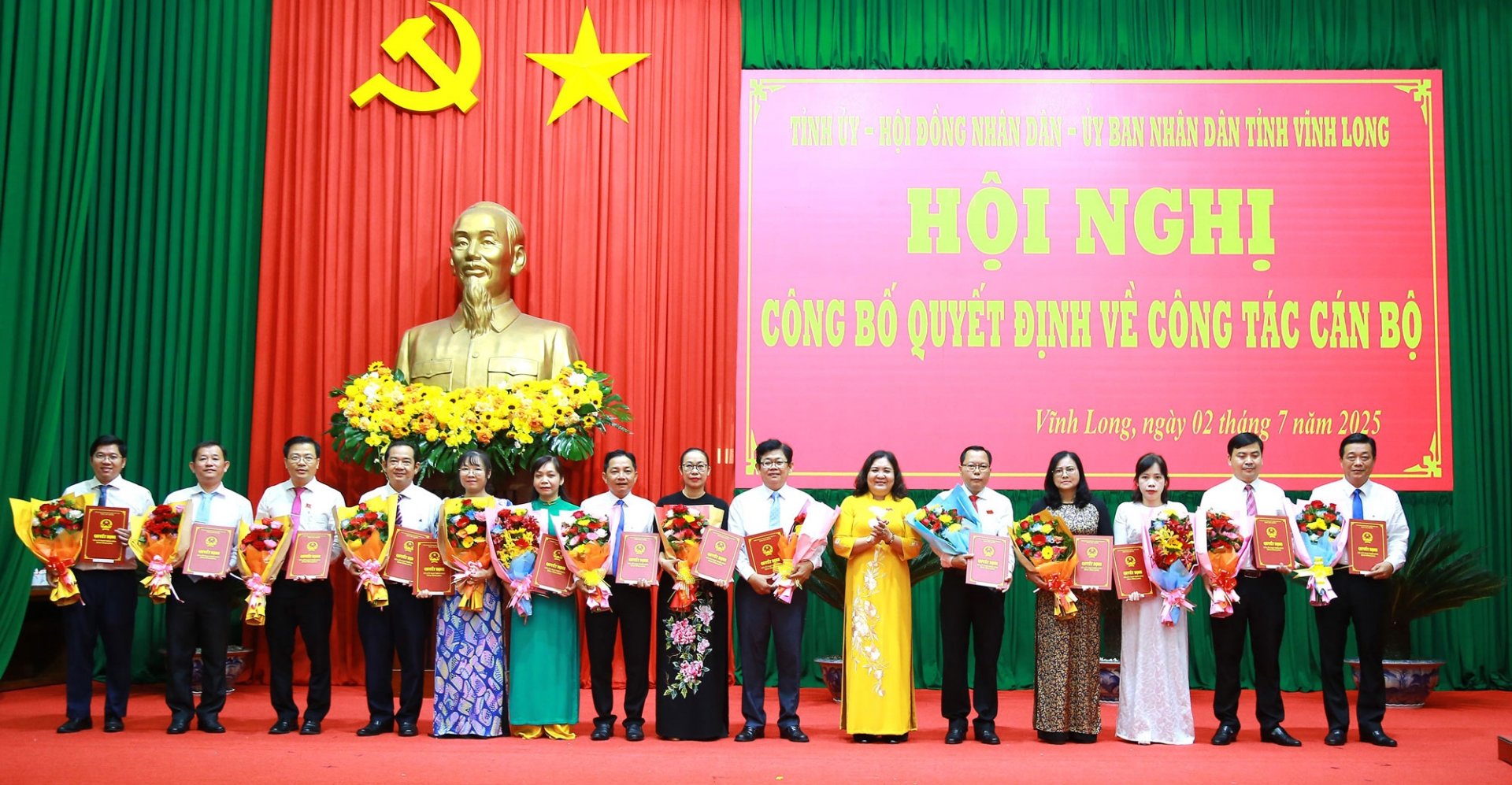 Bà Hồ Thị Hoàng Yến- Phó Bí thư Thường trực Tỉnh ủy tỉnh trao quyết định tiếp nhận, bổ nhiệm Chánh Văn phòng, Phó Chánh Văn phòng UBND tỉnh; Giám đốc, Phó Giám đốc Sở Tư pháp.

