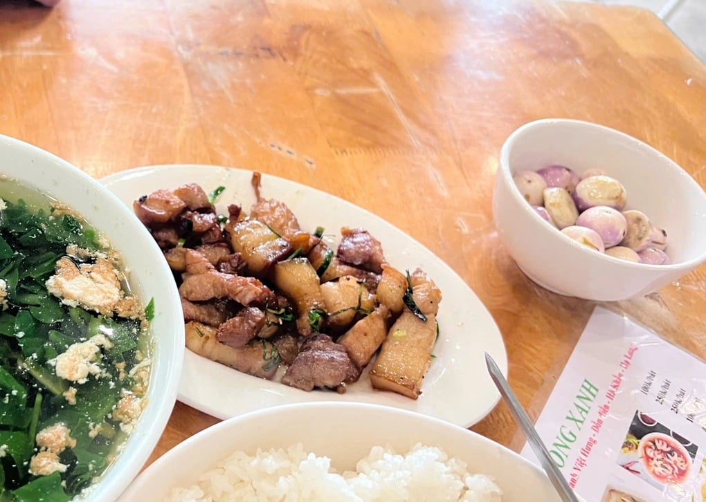 “Bữa cơm bình dân” 400.000 đồng ở Hạ Long gây tranh cãi - 2