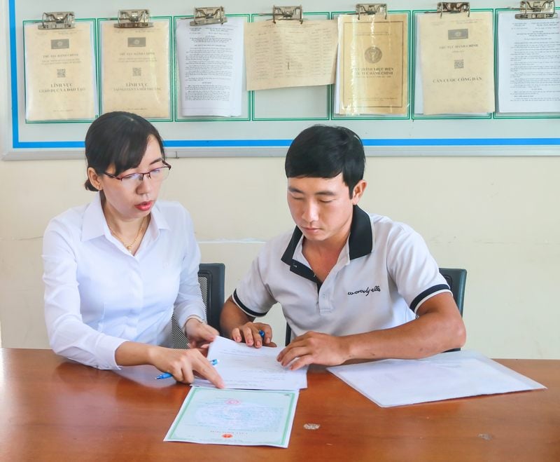 
Người dân được cán bộ hướng dẫn, hỗ trợ tận tình.