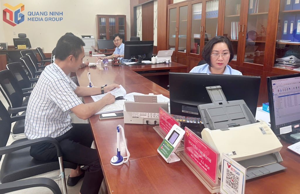 Staff of Tuan Chau Ward Public Administration Service Center handle administrative procedures for people.