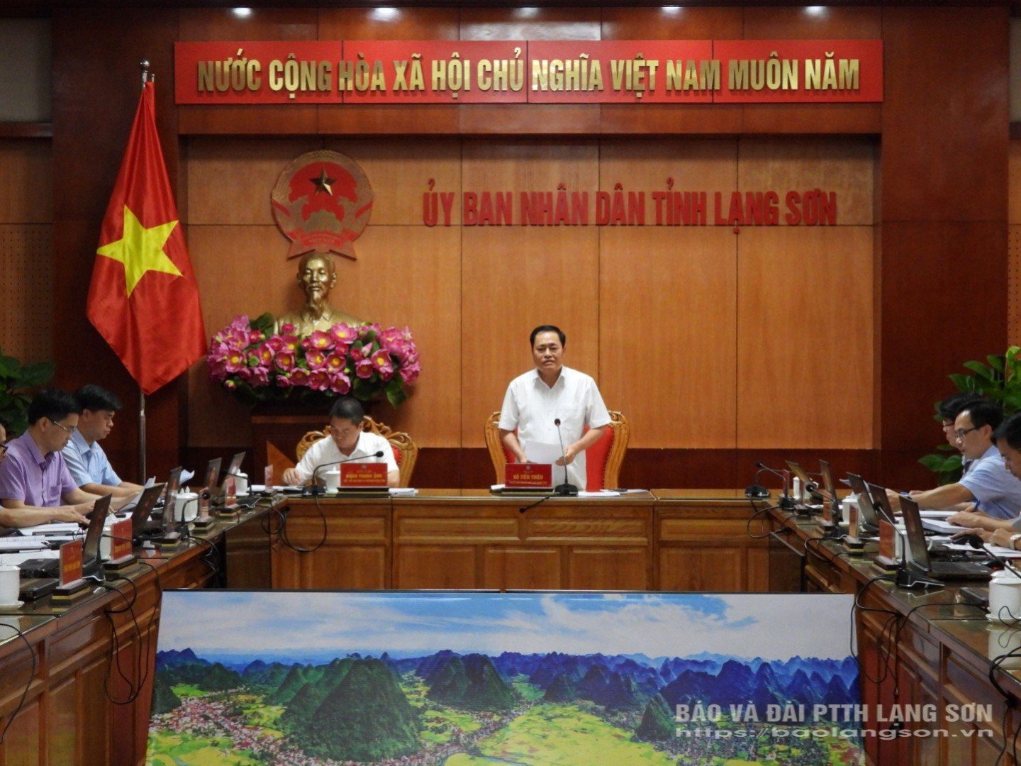 The Chairman of the Provincial People's Committee delivered a concluding speech at the meeting.