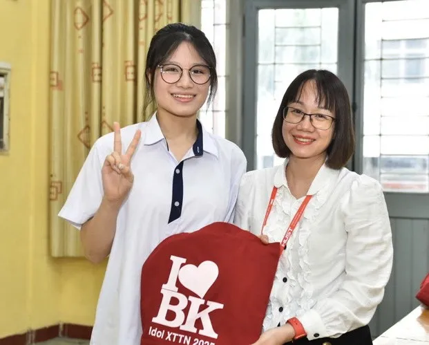 하노이 과학기술대학교 인재입학시험에서 12명의 응시자가 100/100점을 받았습니다. 사진 1