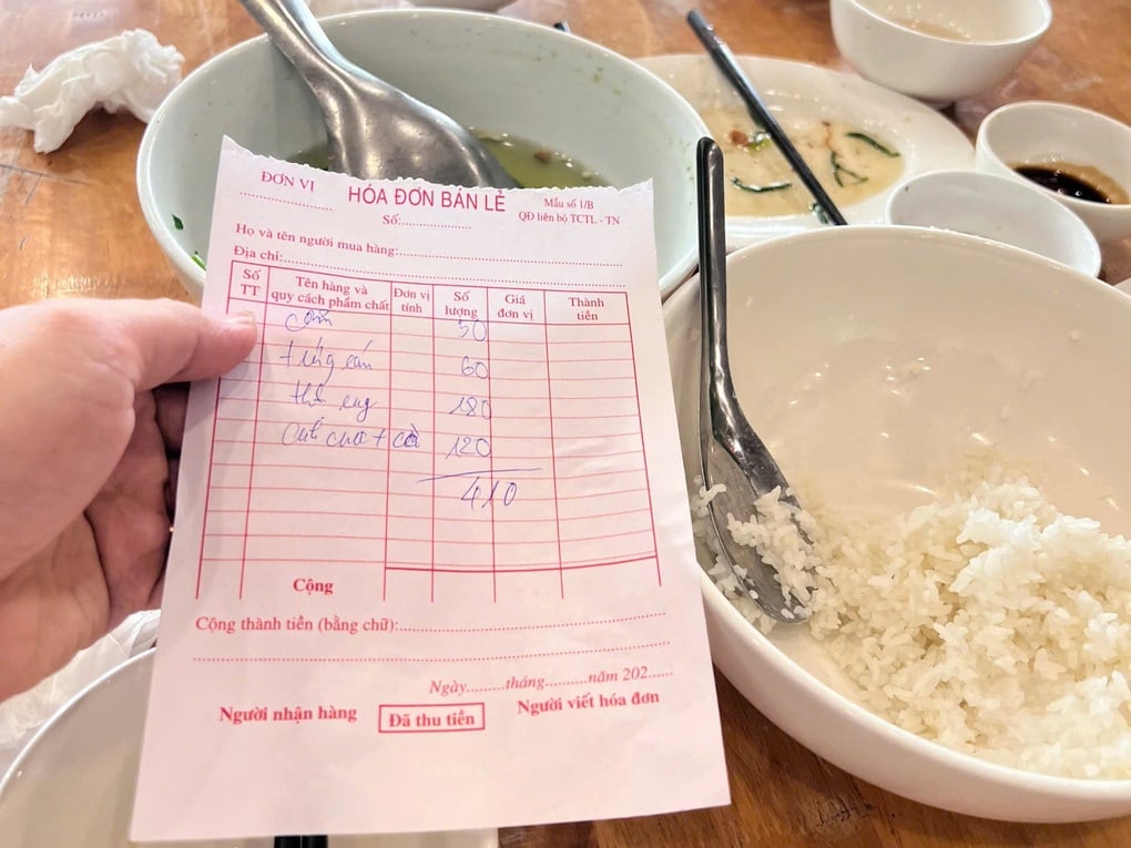 “Bữa cơm bình dân” 400.000 đồng ở Hạ Long gây tranh cãi - 3