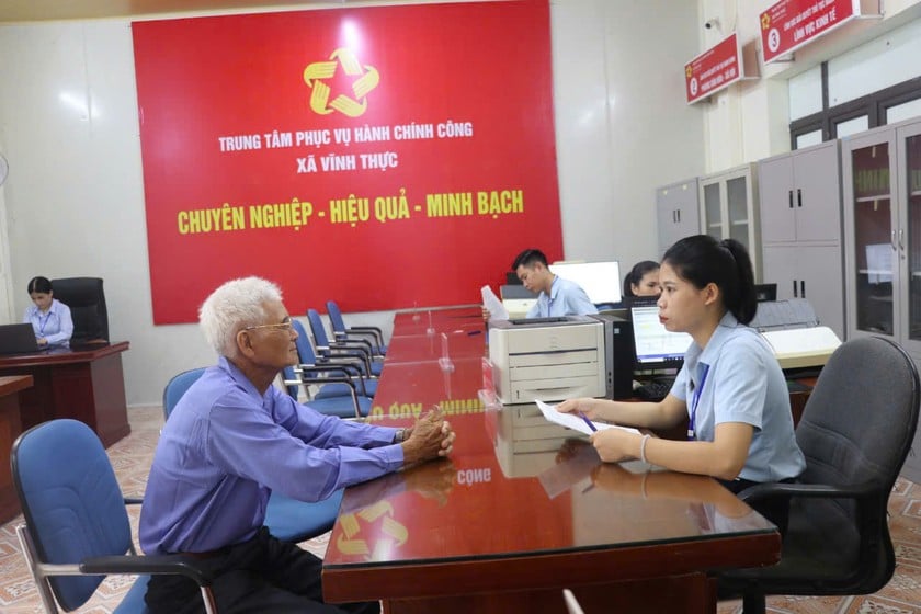 Người dân đến làm thủ tục hành chính công tại xã Vĩnh Thực, Quảng Ninh.