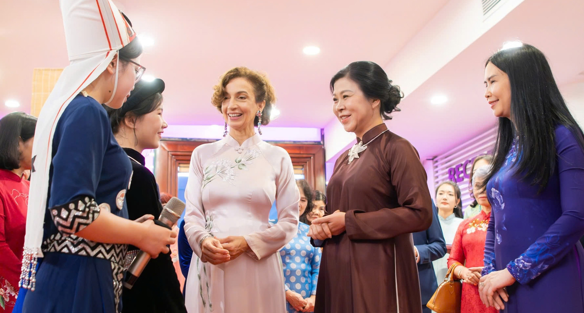 លោកជំទាវ ង៉ោ ភួងលី និងអគ្គនាយកអង្គការយូណេស្កូ ទស្សនាគំនូរ និងរីករាយជាមួយតែ