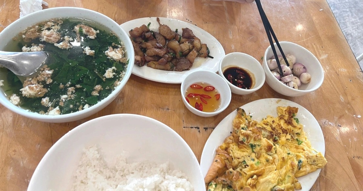 “Bữa cơm bình dân” 400.000 đồng ở Hạ Long gây tranh cãi