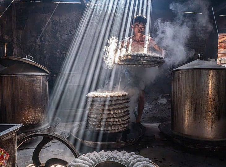 Bác sĩ tai mũi họng Bệnh viện TP Thủ Đức đoạt giải nhất ảnh ẩm thực thế giới với 'Bánh hỏi' - Ảnh 1.