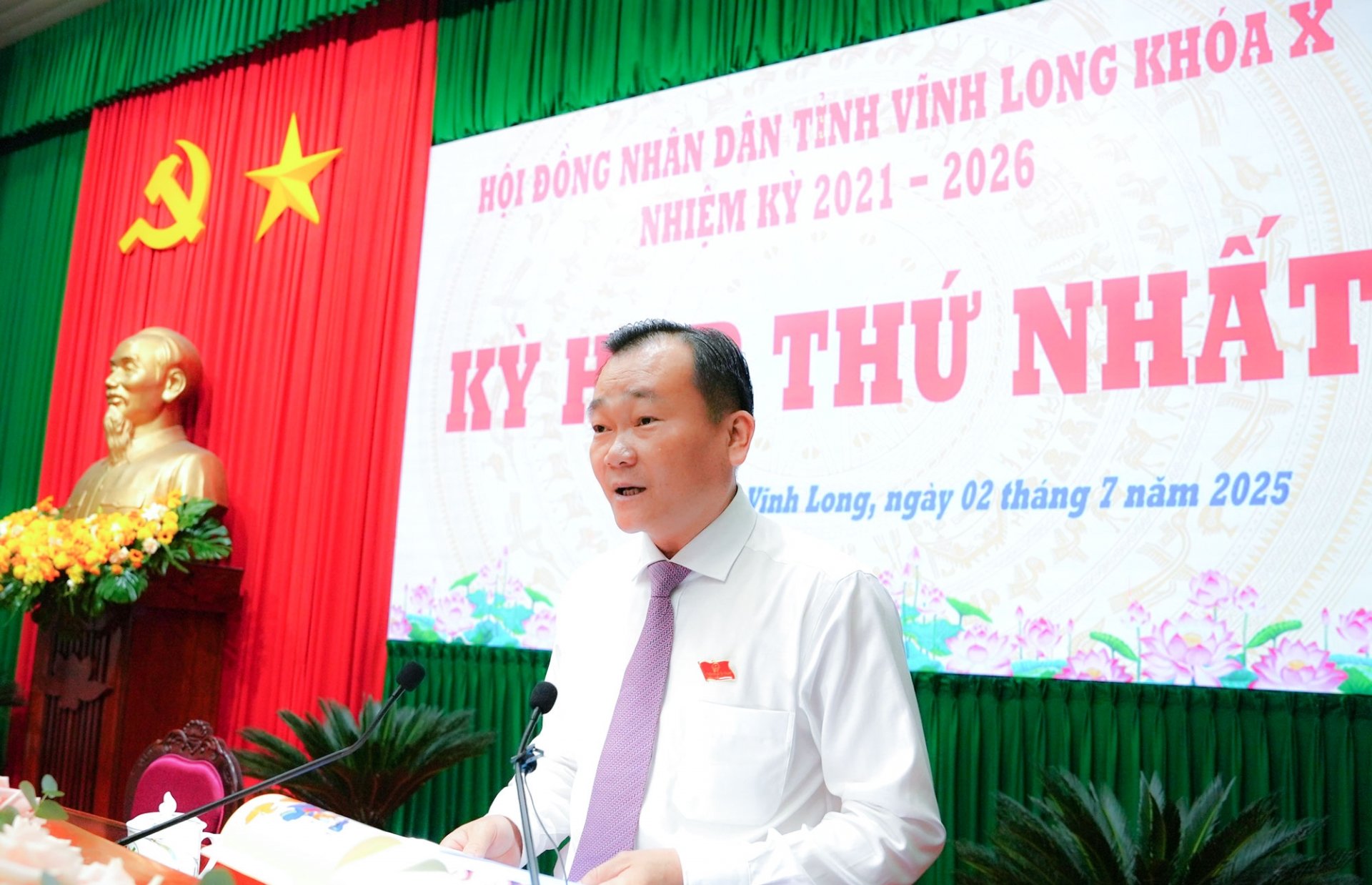 លោក Nguyen Minh Dung - អនុលេខាគណៈកម្មាធិការបក្សខេត្ត ប្រធានក្រុមប្រឹក្សាប្រជាជនខេត្ត Vinh Long ថ្លែងសុន្ទរកថាបិទកិច្ចប្រជុំ។