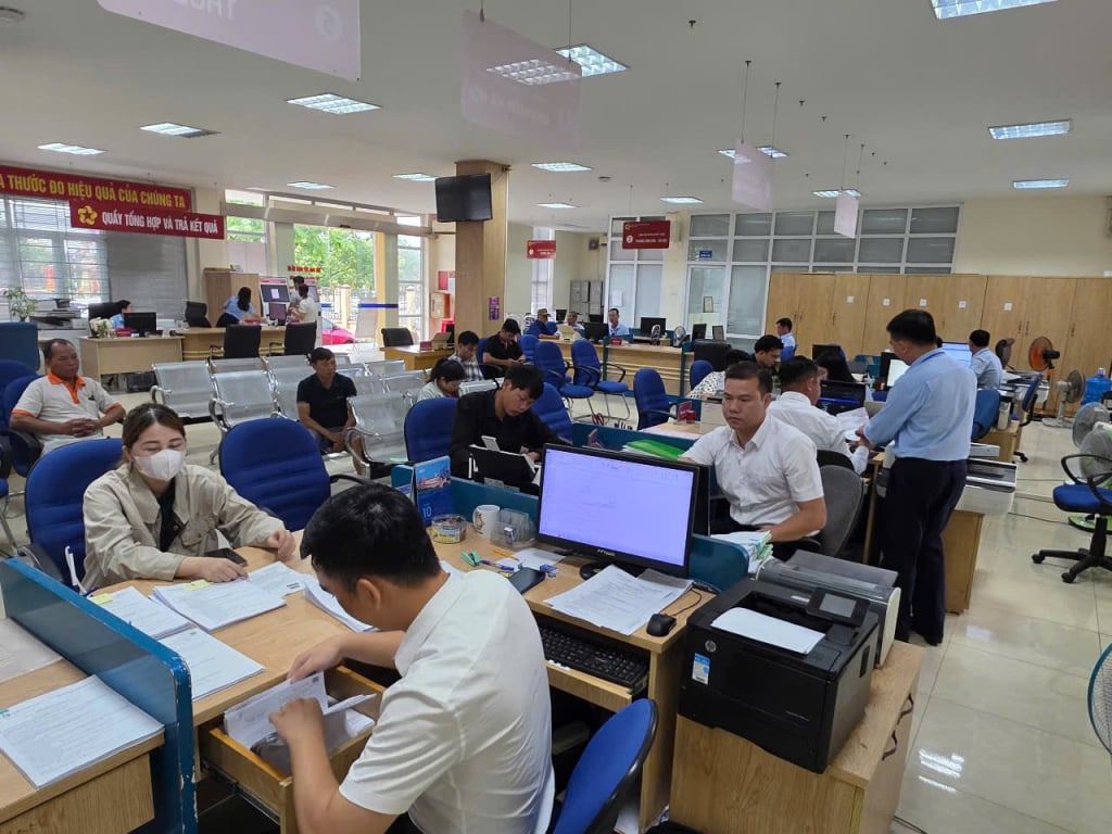 Xã Quảng Hà giải quyết thủ tục hành chính cho người dân trong ngày đầu tiên vận hành chính quyền địa phương 2 cấp. Ảnh: Hằng Ngần