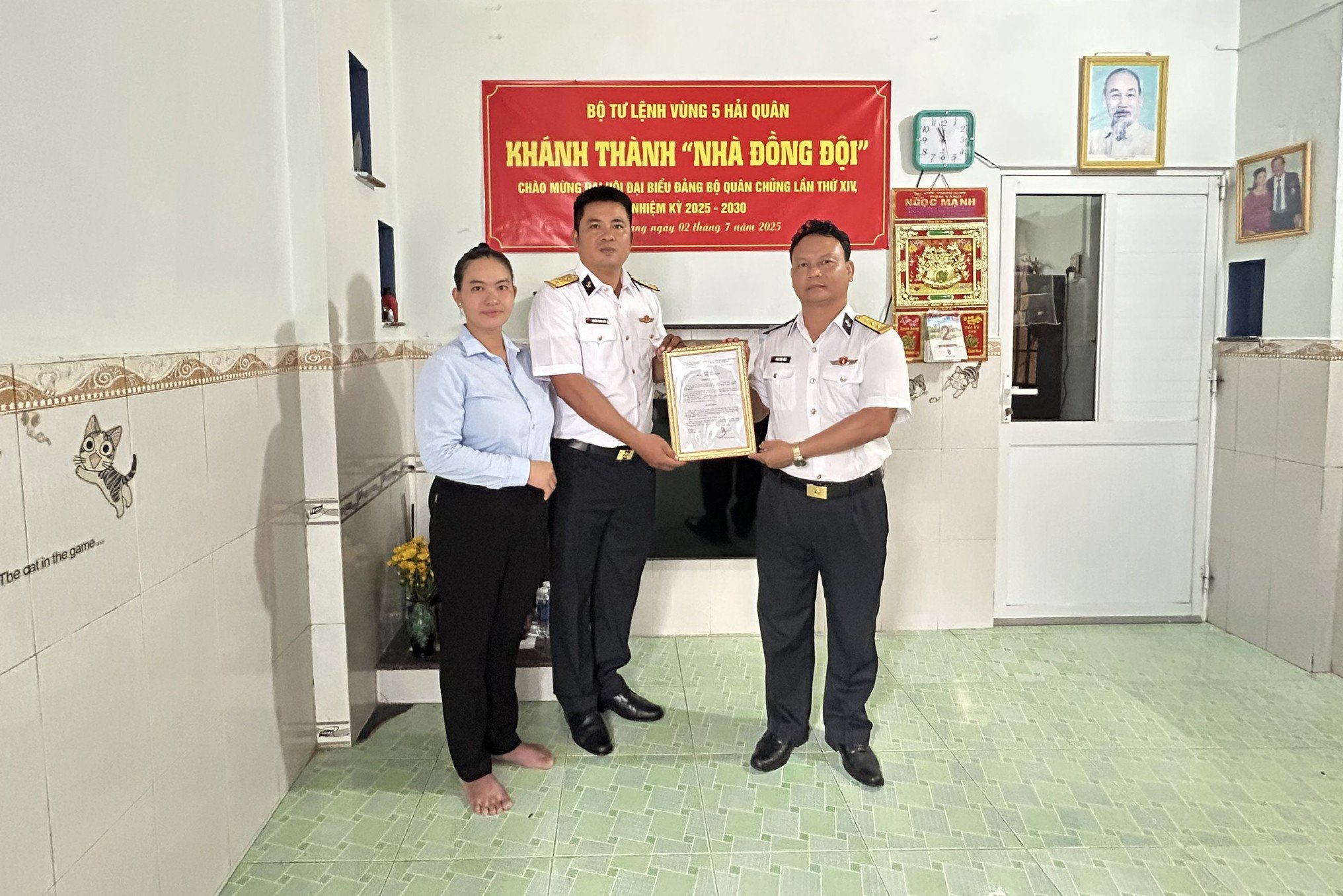 Thượng tá Phạm Khắc Đông trao quyết định bàn giao “Nhà đồng đội” cho gia đình đồng chí Nguyễn Trung Kiên. (Ảnh: Minh Châu)