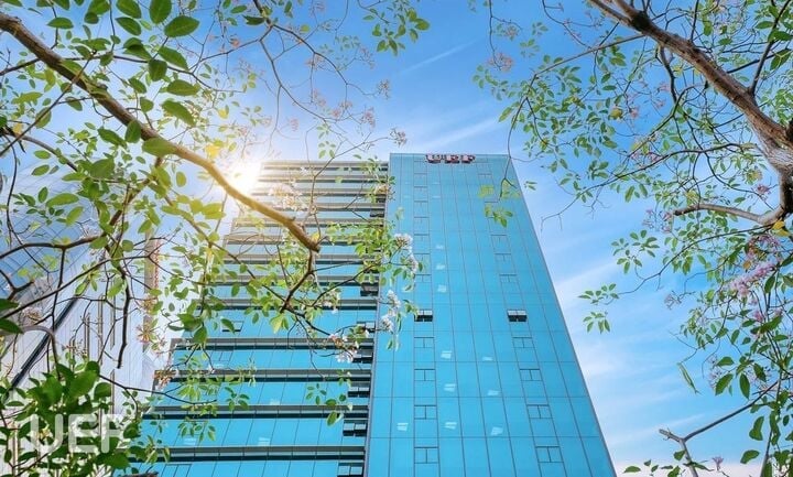 มหาวิทยาลัยเศรษฐศาสตร์และการเงินนครโฮจิมินห์ประกาศว่าวิทยาเขตหลักได้เปลี่ยนที่อยู่เป็นเลขที่ 141-145 Dien Bien Phu, Gia Dinh Ward, Ho Chi Minh City ส่วนวิทยาเขตที่เหลือได้เปลี่ยนที่อยู่เป็นเลขที่ 276-282 Dien Bien Phu, Gia Dinh Ward, Ho Chi Minh City ทางมหาวิทยาลัยเน้นย้ำว่าที่อยู่มีการเปลี่ยนแปลงเนื่องจากการควบรวมกิจการ แต่ที่ตั้งยังคงเหมือนเดิม กิจกรรมการเรียนรู้และการสนับสนุนผู้สมัครและนักศึกษาจะดำเนินต่อไปตามปกติ (ภาพ: UEF)