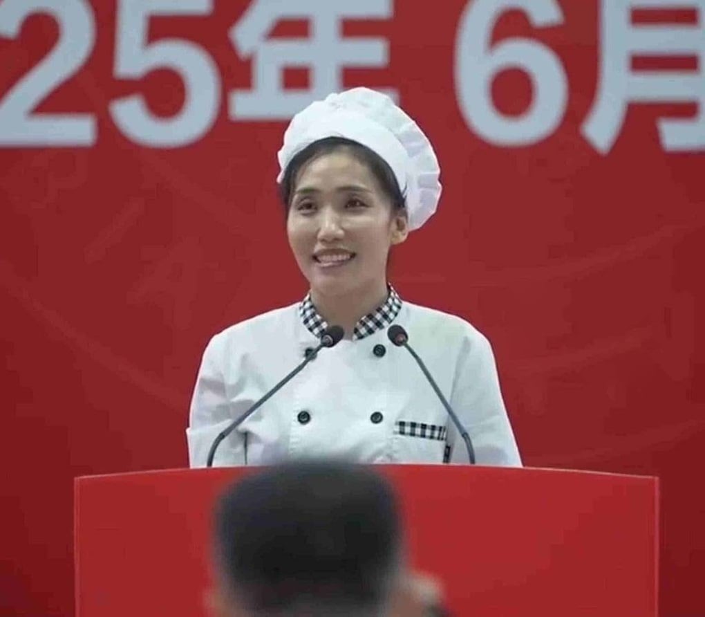 Nhân viên nhà ăn khiến sinh viên bật khóc trong lễ tốt nghiệp - 1