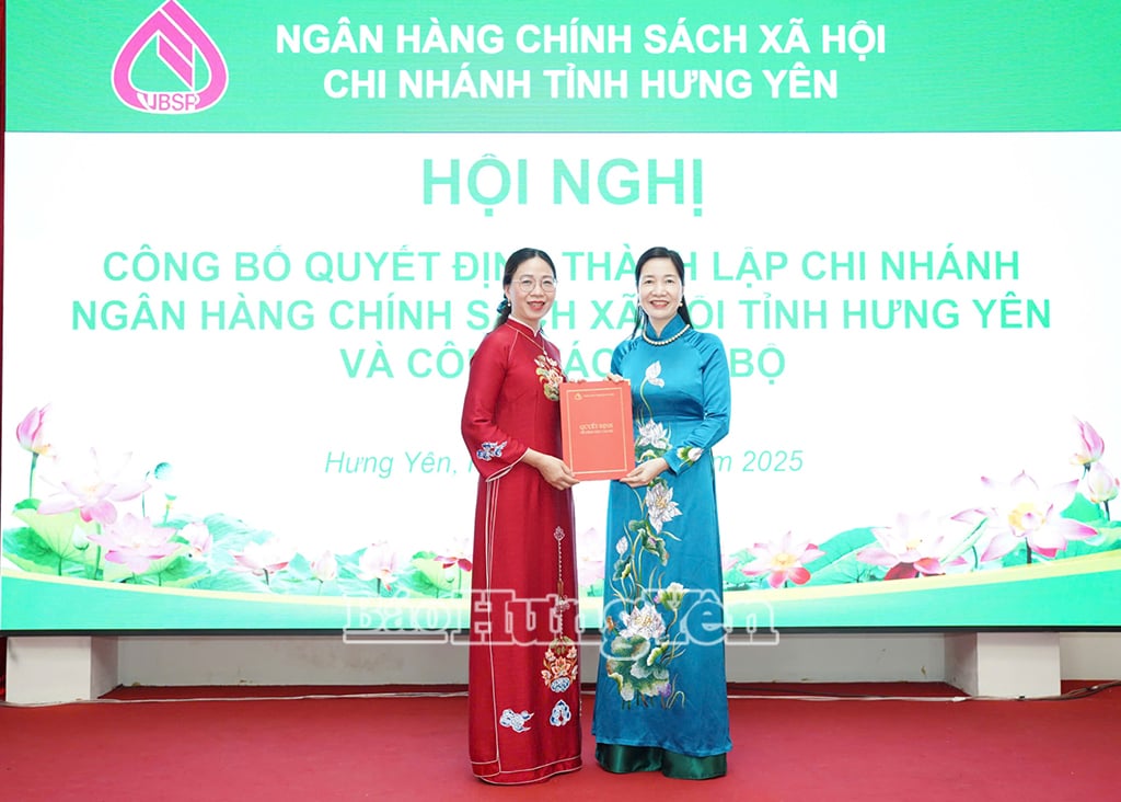 La directrice générale adjointe de la Banque du Vietnam pour les politiques sociales, Nguyen Thi Hang, a présenté la décision de transfert et d'attribution de la direction de la succursale provinciale de la Banque du Vietnam pour les politiques sociales à Mme Chu Thi Bich Lan.