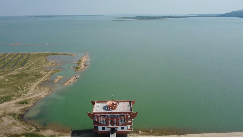Institute of Marine Technology deploys sampling to test water quality of Dau Tieng Lake.