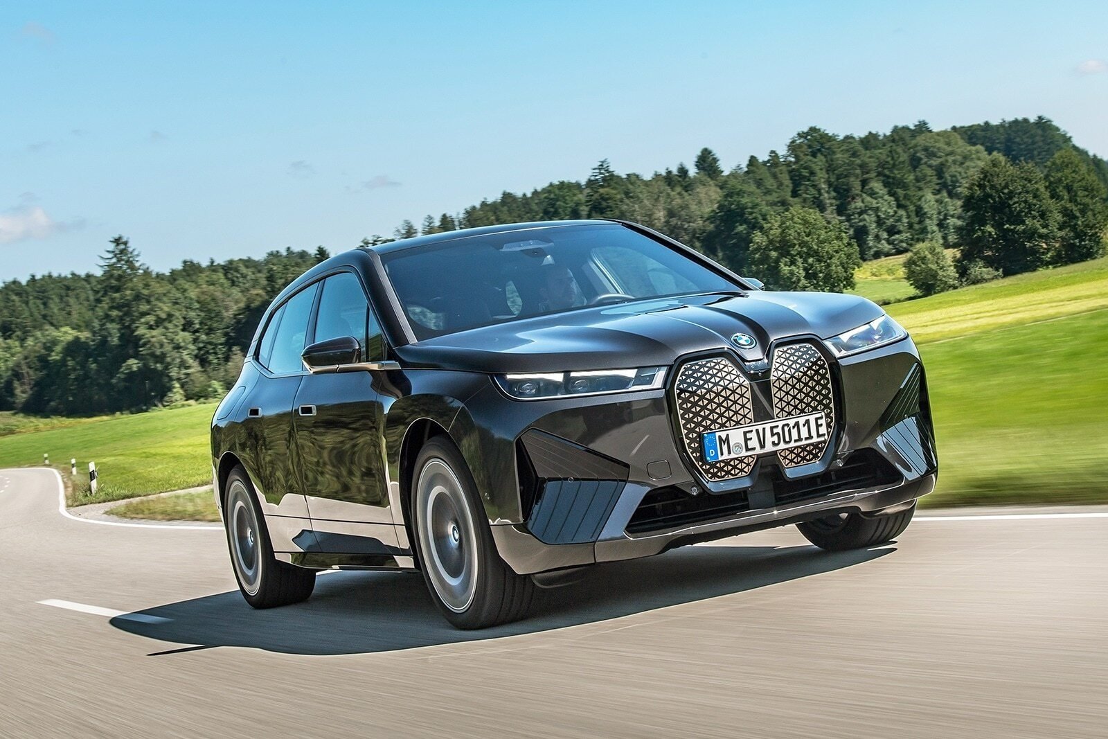 2022년형 BMW iX 모델이 리콜 대상입니다. (출처: edmunds)