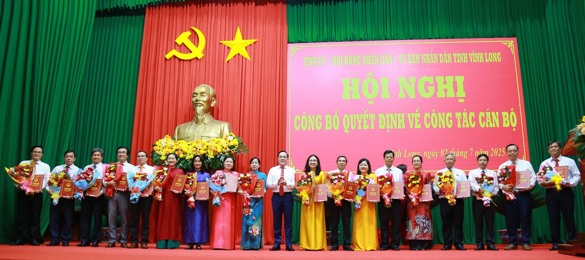 Ông Lâm Minh Đằng- Phó Bí thư Tỉnh ủy trao quyết định quyết định tiếp nhận, bổ nhiệm Giám đốc, Phó Giám đốc Sở Giáo dục và Đào tạo; và Sở Y tế.