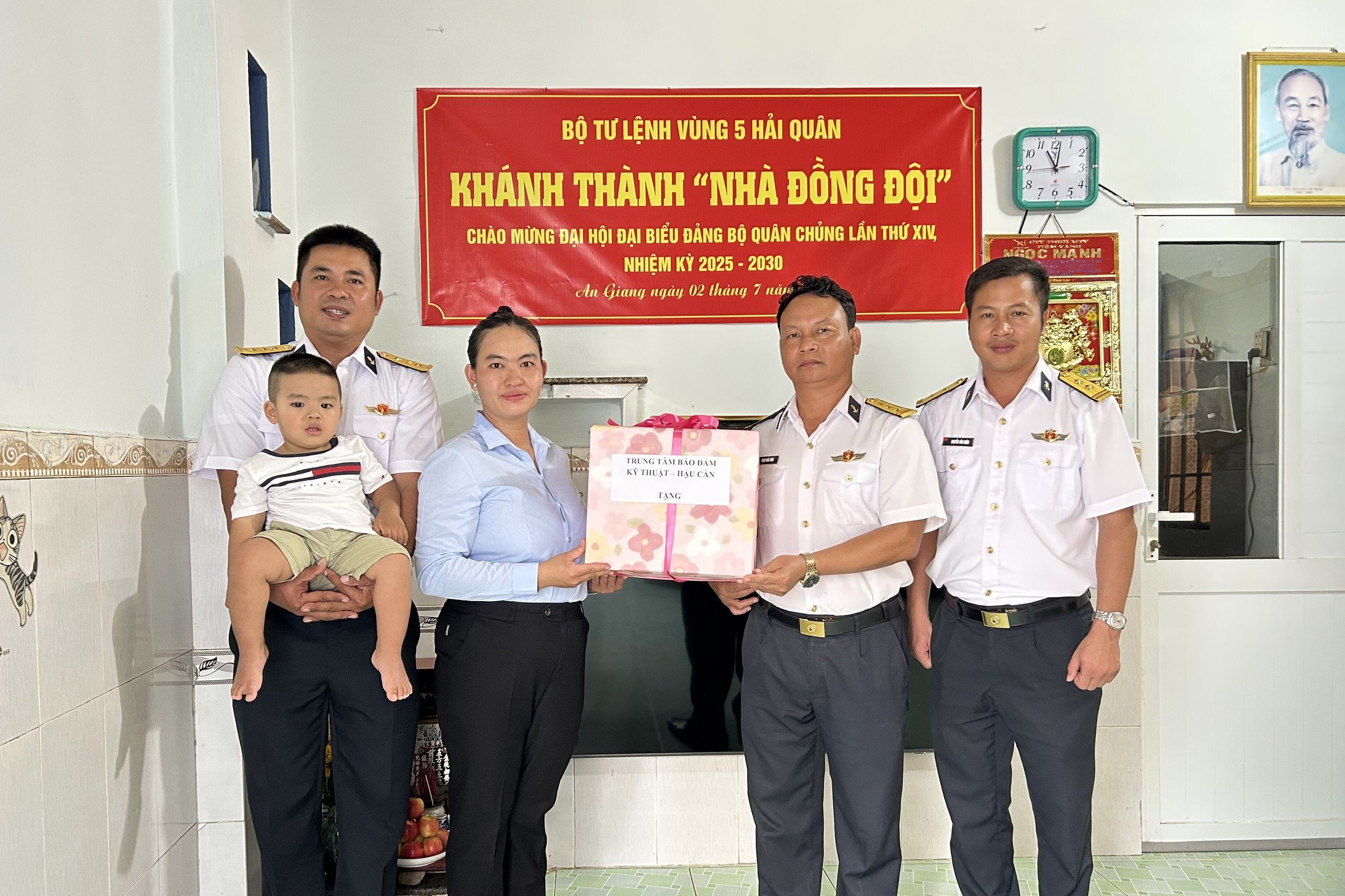 Chỉ huy Trung tâm Bảo đảm Kỹ thuật – Hậu cần tặng quà gia đình đồng chí Kiên. (Ảnh: Minh Châu)