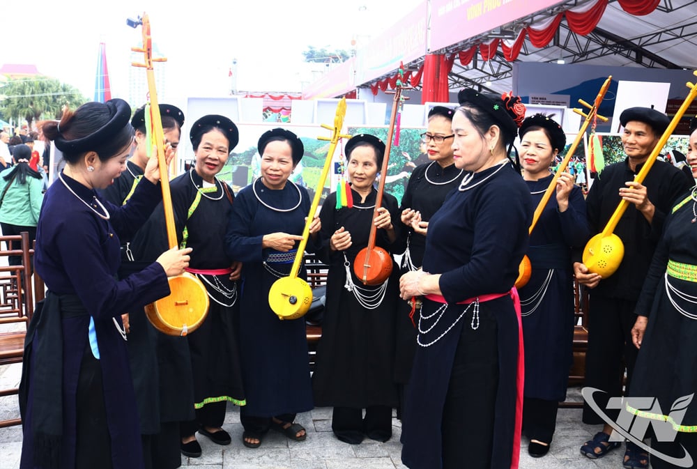 Then singing, the pride of the Tay and Nung ethnic groups in Viet Bac.
