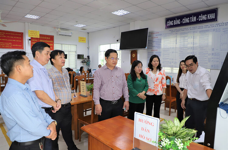 Bí thư Đảng ủy phường Long Xuyên thăm và kiểm tra hoạt động các đơn vị khi vận hành mô hình chính quyền 2 cấp