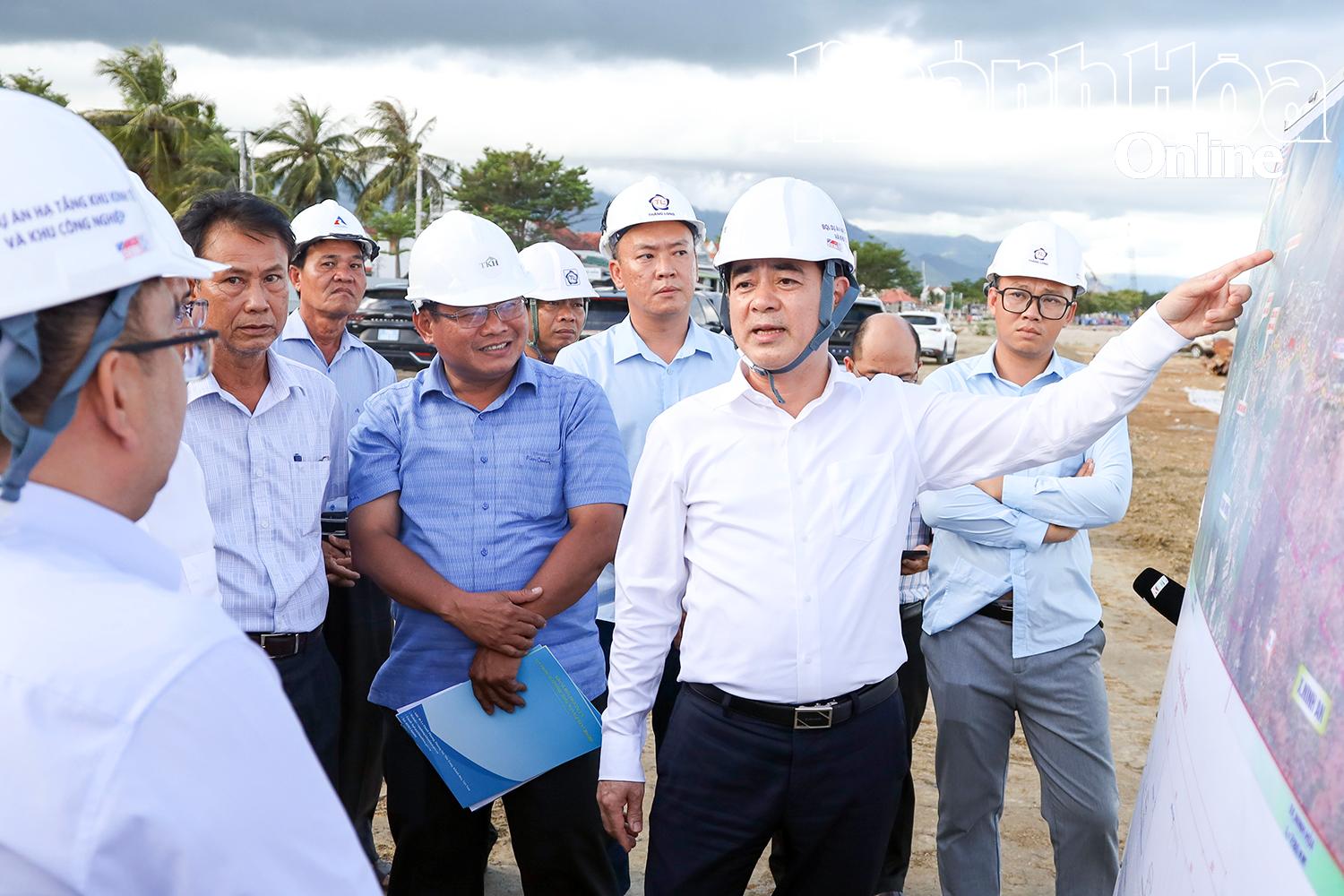 Provincial Party Secretary Nghiem Xuan Thanh inspected and urged the progress of the Coastal Road Project from Van Luong Commune, Van Ninh District to Ninh Hoa Town. Photo: V.K.