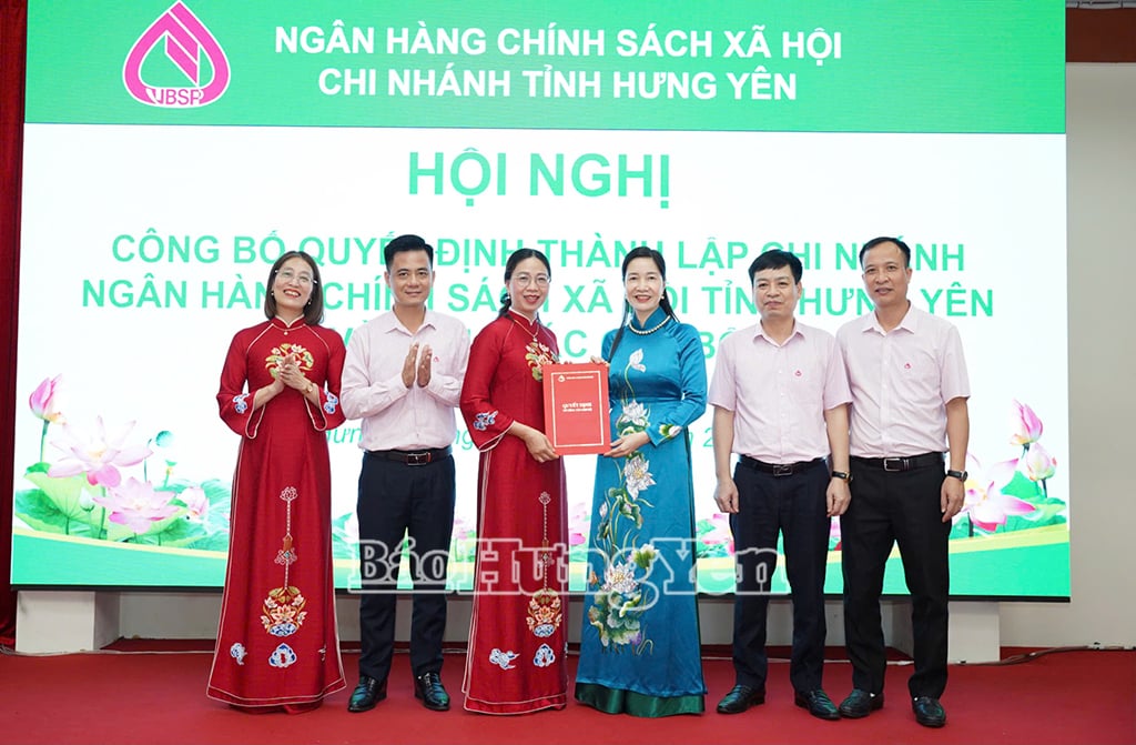 La directrice générale adjointe de la Banque vietnamienne pour les politiques sociales, Nguyen Thi Hang, a présenté la décision de créer la succursale provinciale de Hung Yen de la Banque vietnamienne pour les politiques sociales.