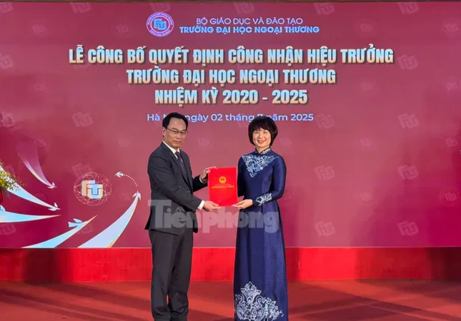 Pham Thu Huong 부교수가 Foreign Trade University의 총장이 되었습니다. 사진 1