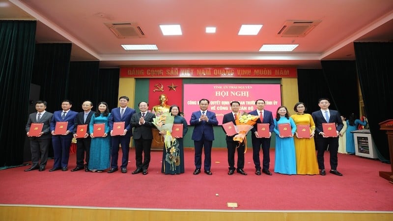 Les dirigeants de la province de Thai Nguyen ont offert des fleurs pour féliciter les camarades désignés pour occuper des postes de direction dans les comités de construction du parti du comité provincial du parti. (Photo : HOANG ANH).