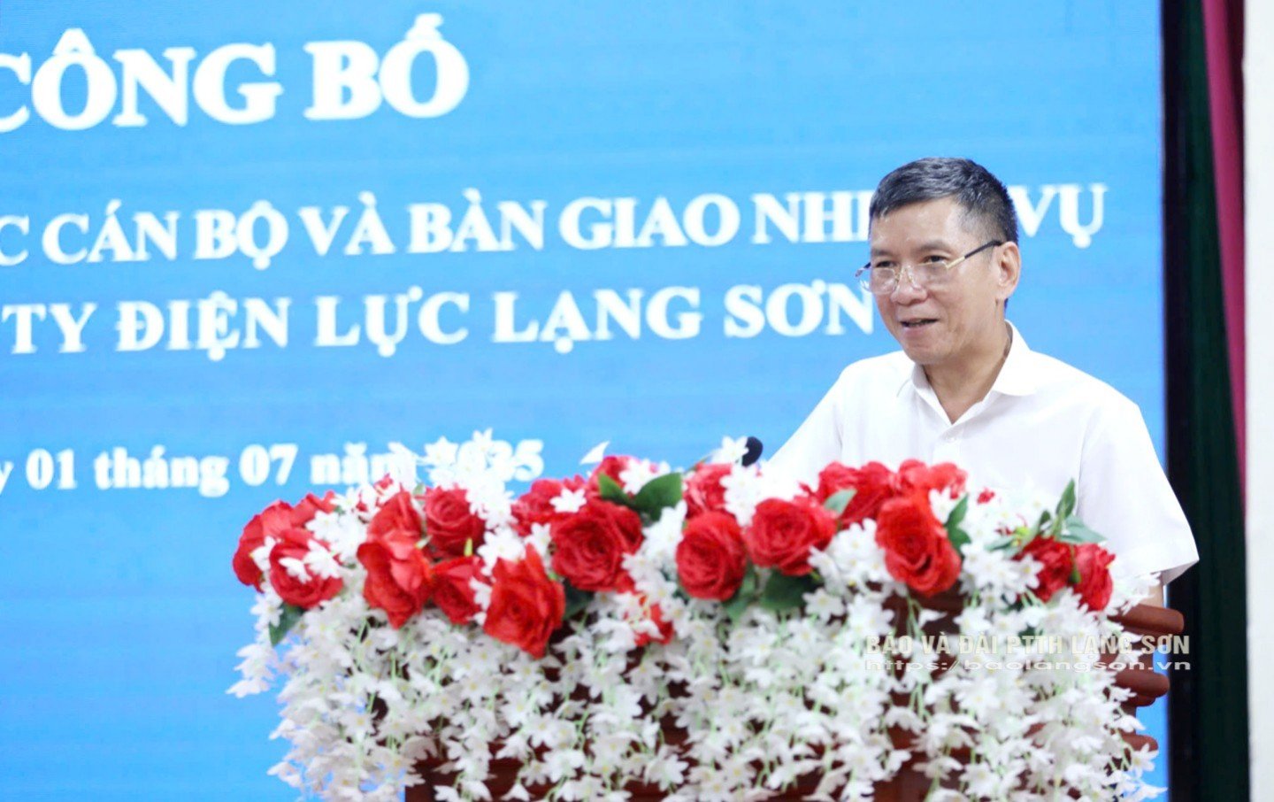 Le nouveau directeur de la société d'électricité de Lang Son, Tran Ho Nam, prend la parole lors de la cérémonie d'annonce
