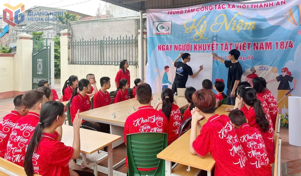Trung tâm công tác xã hội Thành An (phường Hà Tu) tổ chức giảng kiến thức kỹ năng giao tiếp cho học sinh khiếm thị tại Trung tâm, tháng 4/2025.
