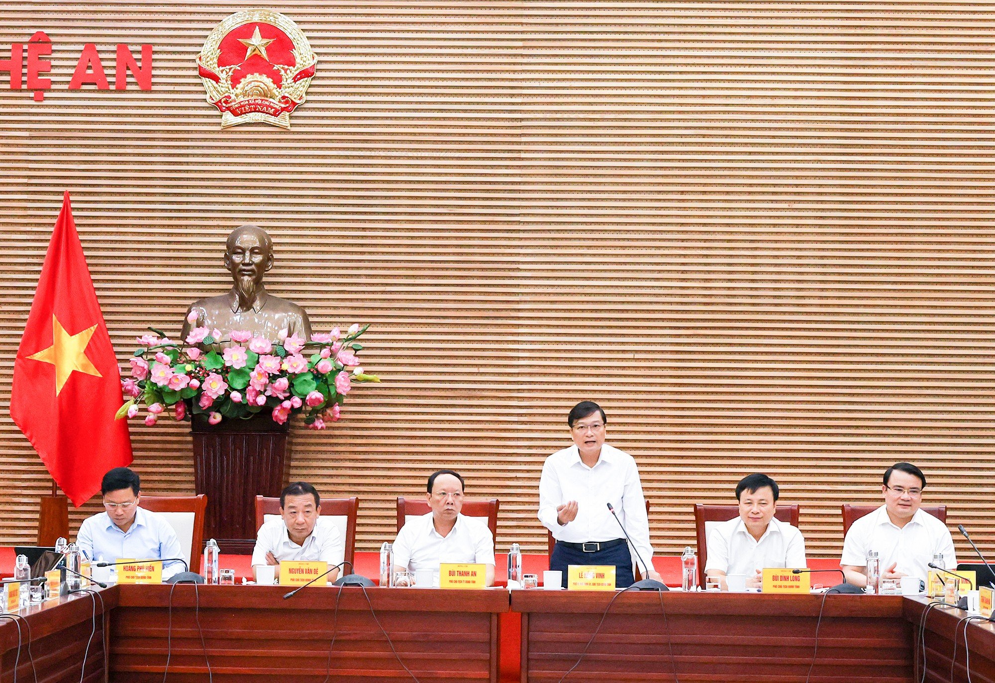Chủ tịch UBND tỉnh Lê Hồng Vinh phát biểu. (Ảnh: 