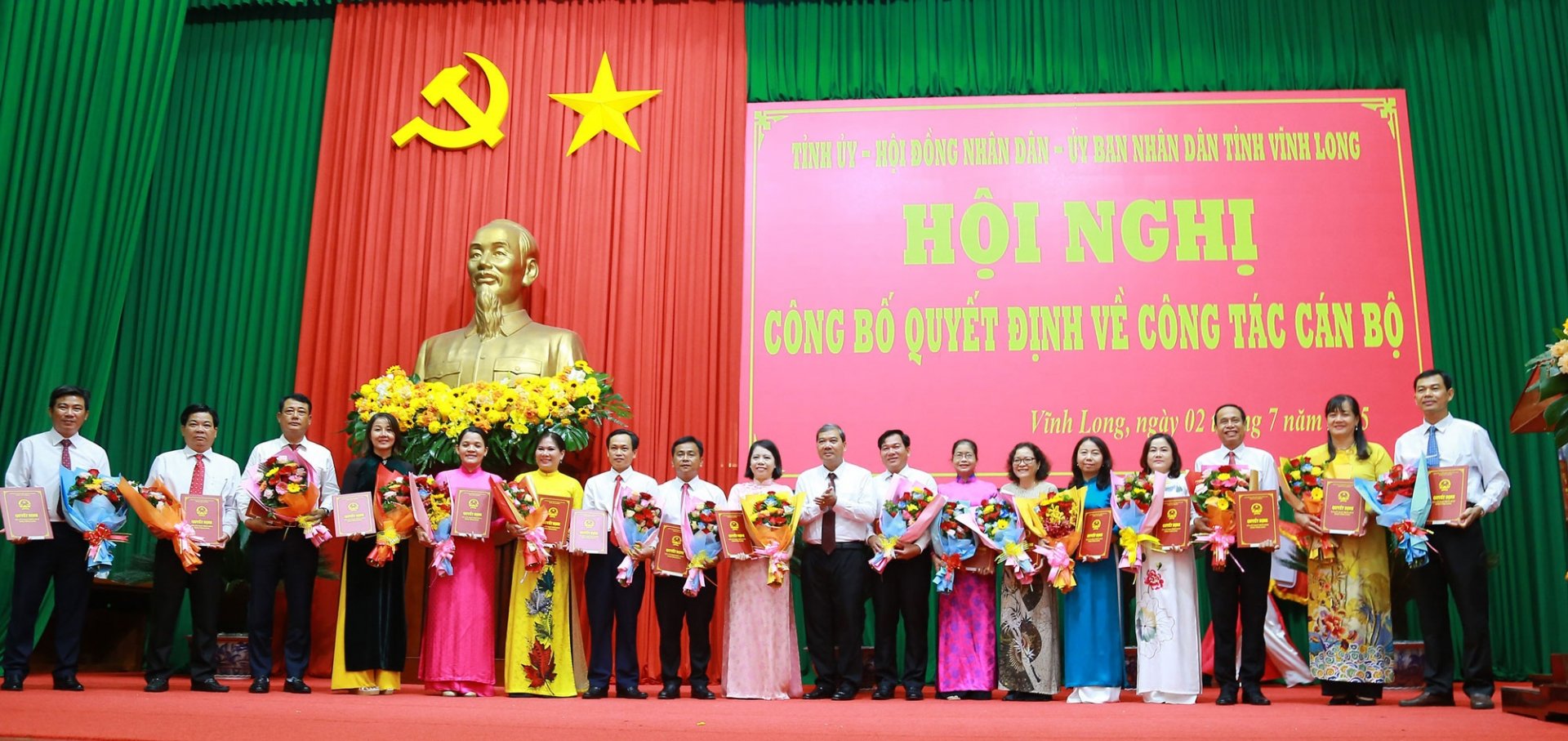 Ông Kim Ngọc Thái- Phó Bí thư Tỉnh ủy trao quyết định tiếp nhận, bổ nhiệm Giám đốc, Phó Giám đốc Sở Văn hóa, Thể thao và Du lịch và Sở Nội vụ.