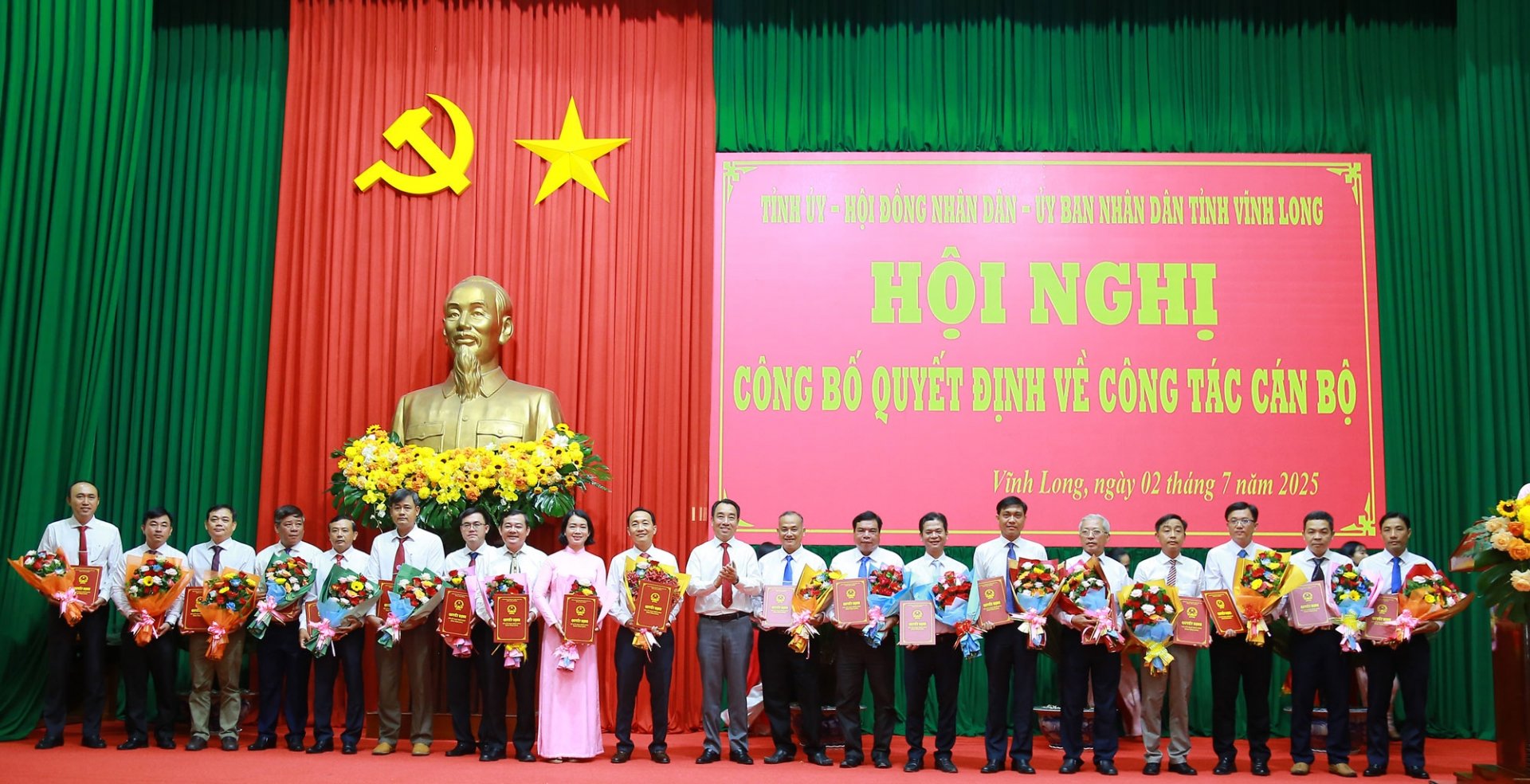 Ông Lữ Quang Ngời- Phó Bí thư Tỉnh ủy, Chủ tịch UBND tỉnh trao quyết định tiếp nhận, bổ nhiệm các đồng chí trưởng, phó các ban quản lý dự án: nông nghiệp dân dụng và giao thông.