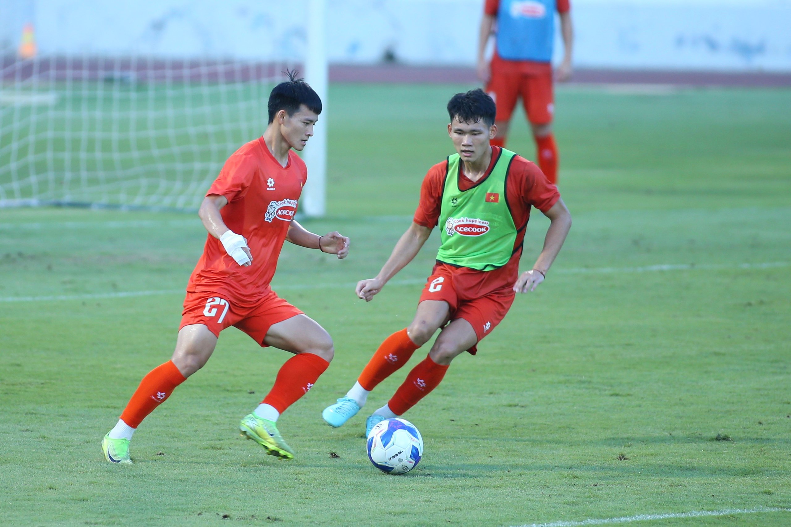 U.23 Việt Nam khí thế hừng hực, HLV Kim Sang-sik đích thân thị phạm! - Ảnh 7.