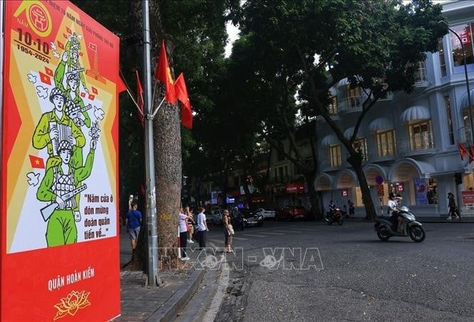 Các tấm pano, cờ hoa tại ngã tư Hàng Khay - Bà Triệu.
