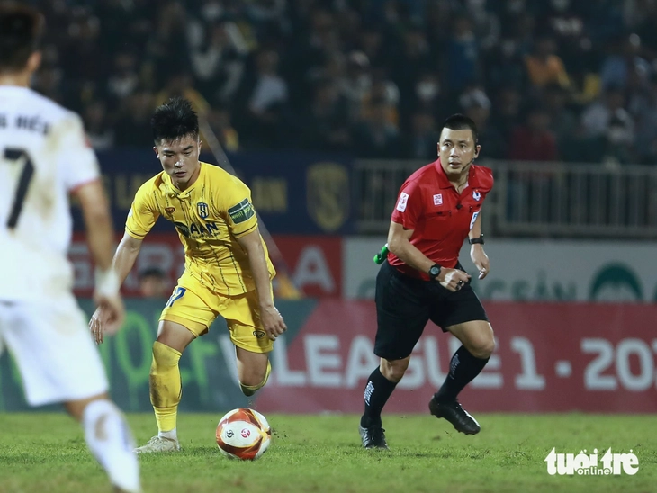 FIFA Referee Hoang Ngoc Ha: Primary school teacher sets 'Golden Whistle' record - Photo 4.