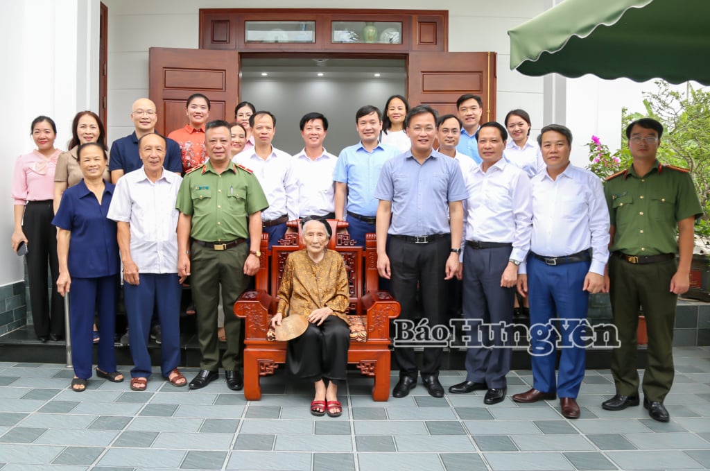 លេខាបក្សខេត្ត Nguyen Huu Nghia និងគណៈប្រតិភូបានថតរូបអនុស្សាវរីយ៍ជាមួយគ្រួសារលោក Nguyen Thi Tiu។