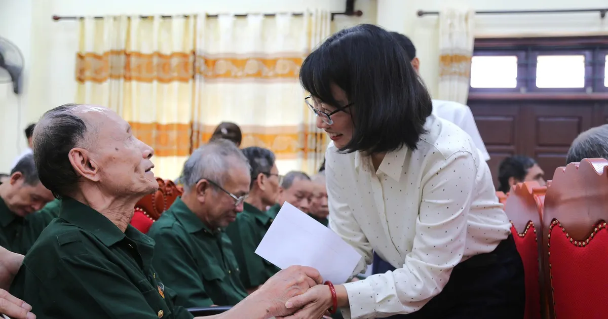 Đoàn đại biểu TPHCM thăm và tặng quà cho các thương, bệnh binh tại Ninh Bình