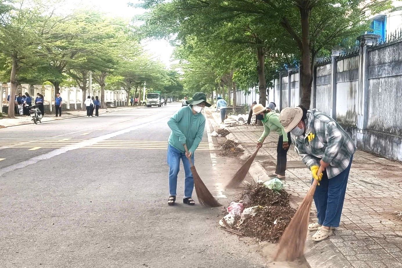 Người dân tham gia dọn vệ sinh môi trường tại Tổ dân phố số 14.