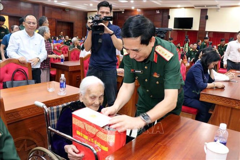 Đoàn công tác của Trung ương thăm gia đình chính sách, người có công với cách mạng tại Hà Tĩnh, Đắk Lắk- Ảnh 8.