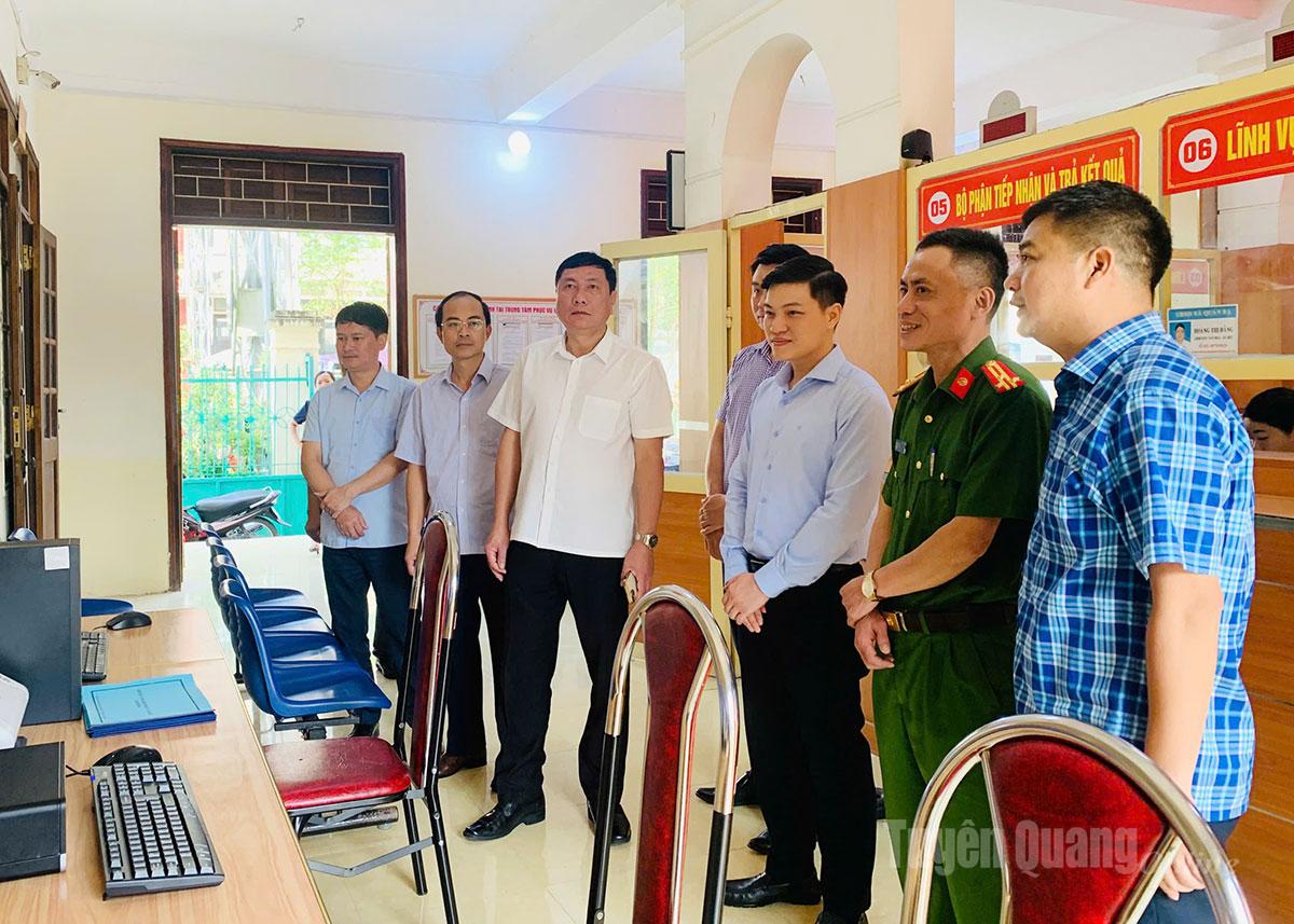 Đoàn công tác số 7 của Ban Thường vụ Tỉnh uỷ kiểm tra tại Trung tâm hành chính công xã.